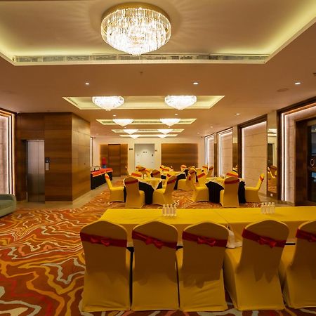 Celebrant Hotel Varanasi Exterior photo