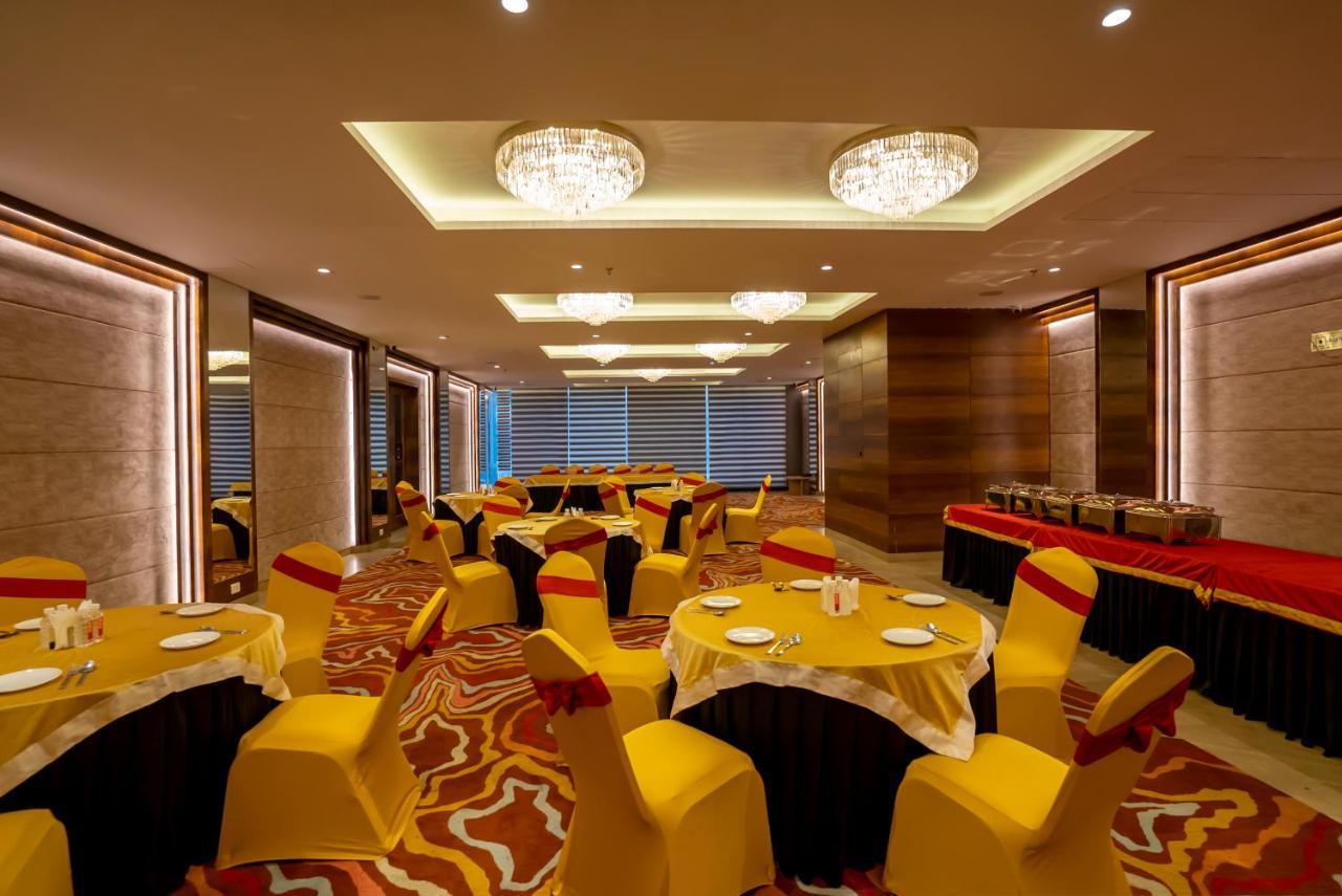Celebrant Hotel Varanasi Exterior photo