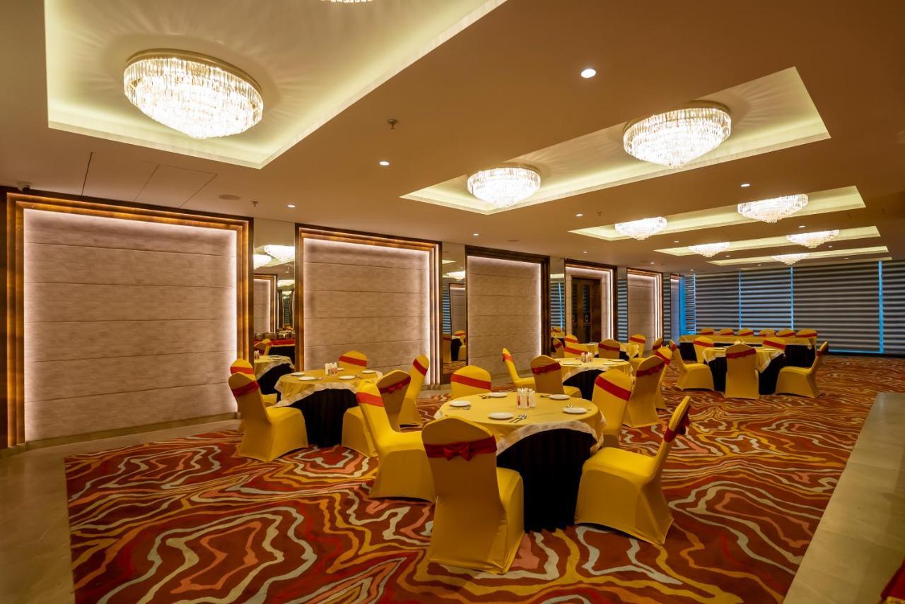 Celebrant Hotel Varanasi Exterior photo