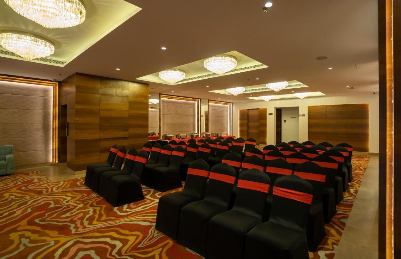 Celebrant Hotel Varanasi Exterior photo