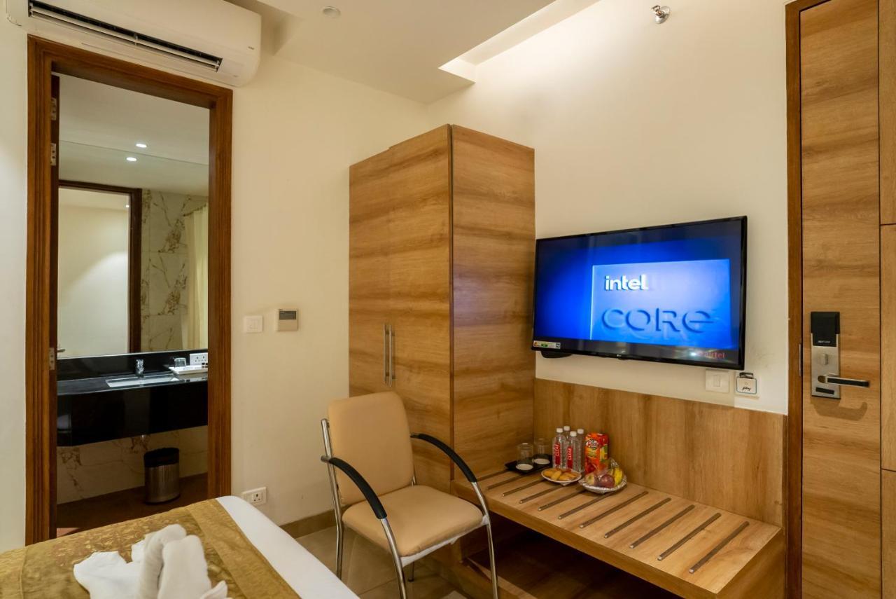 Celebrant Hotel Varanasi Exterior photo