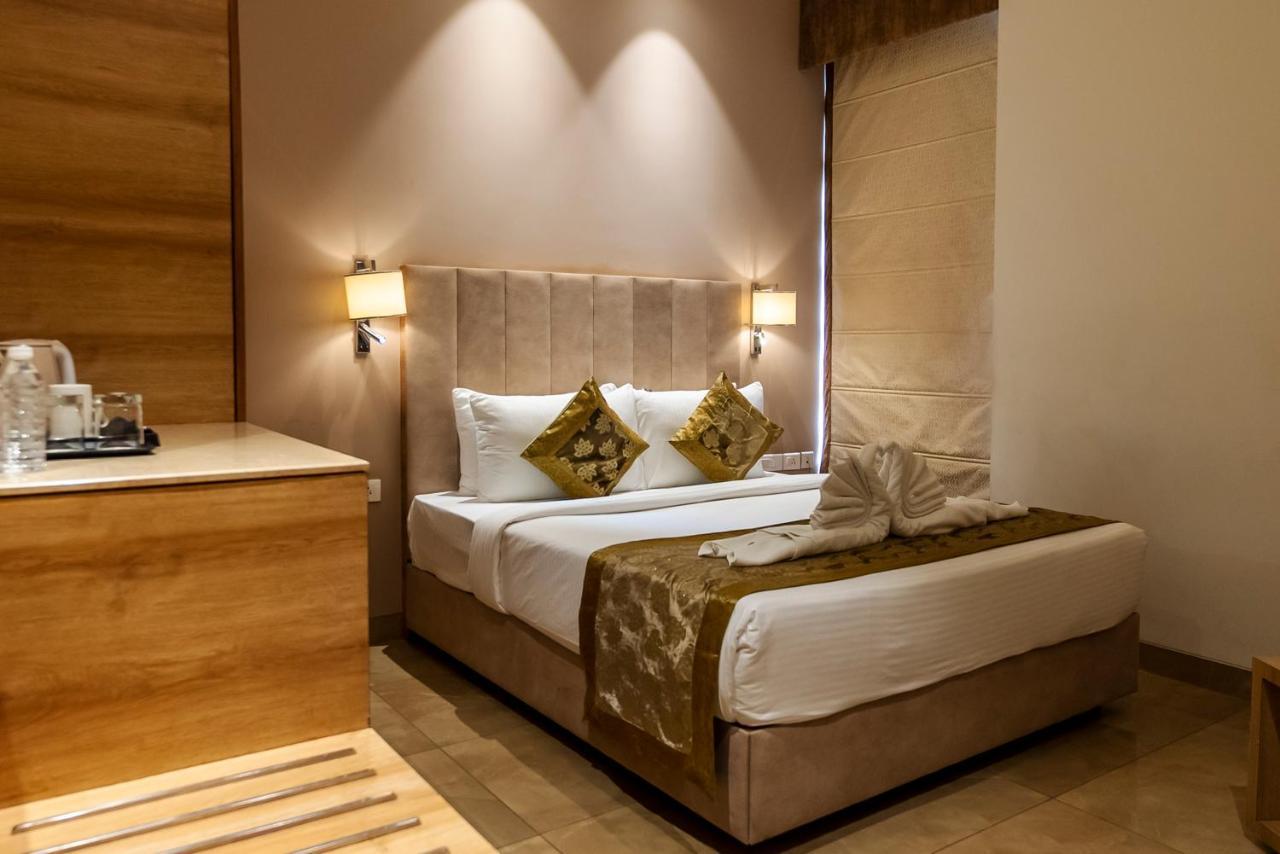 Celebrant Hotel Varanasi Exterior photo