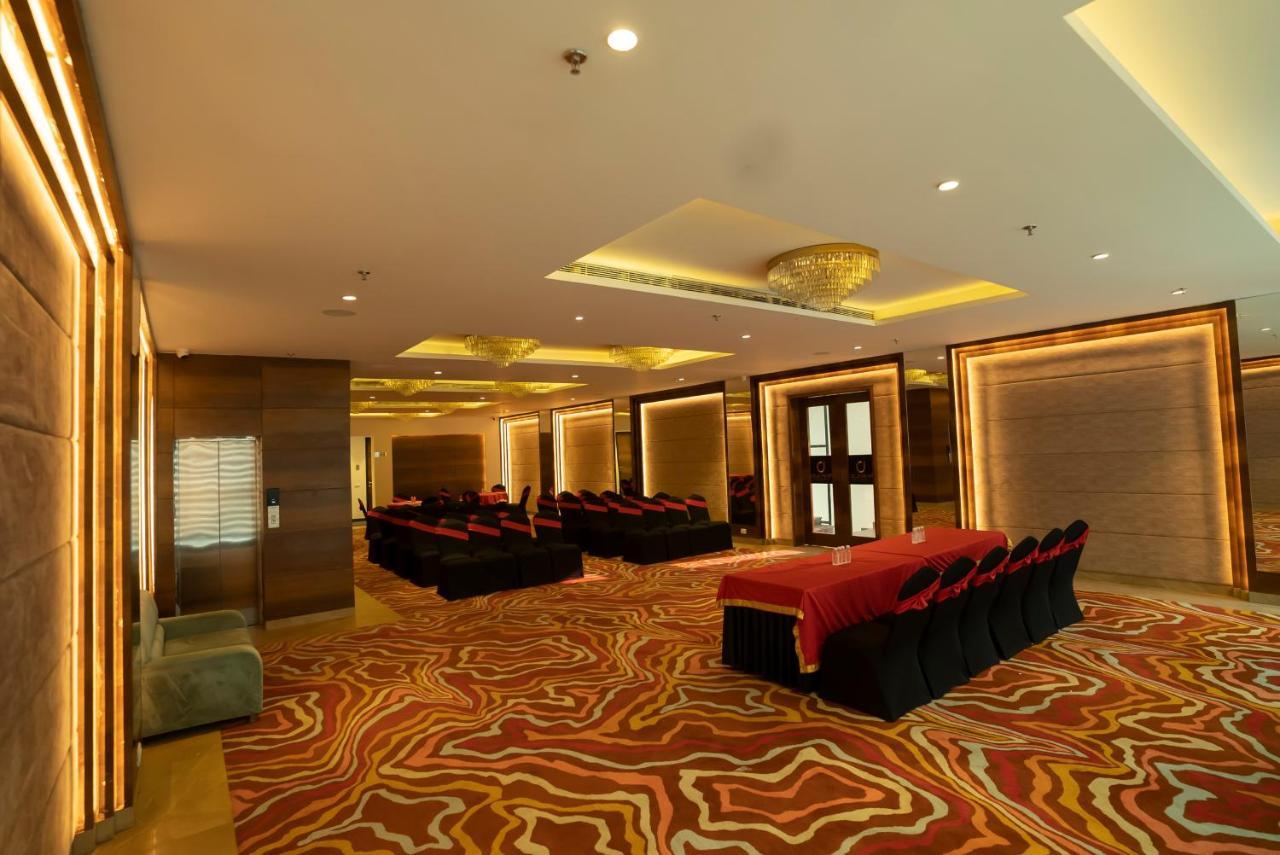 Celebrant Hotel Varanasi Exterior photo