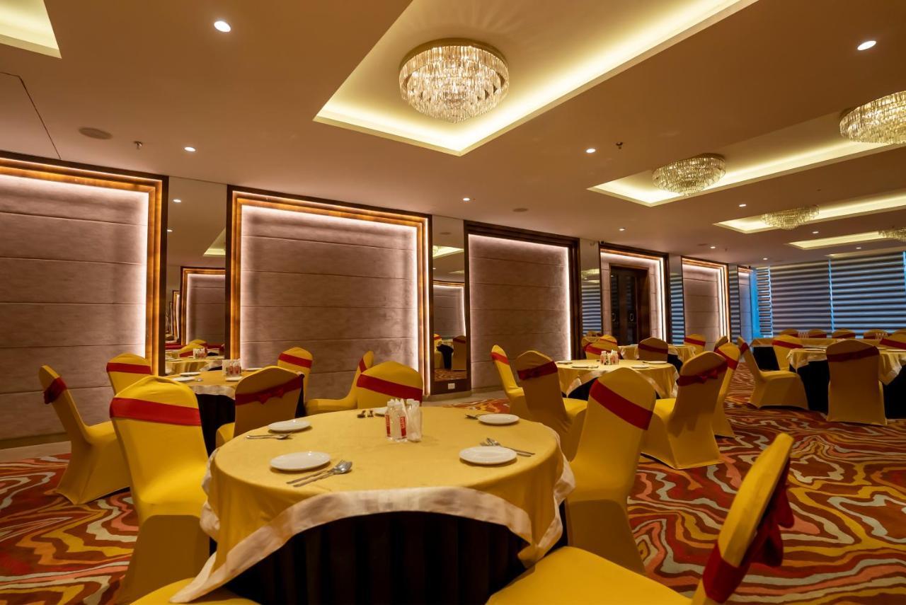 Celebrant Hotel Varanasi Exterior photo