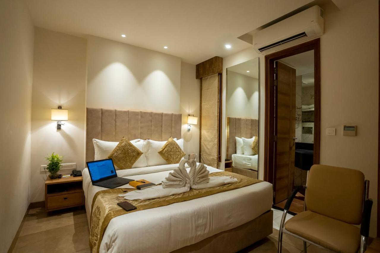 Celebrant Hotel Varanasi Exterior photo