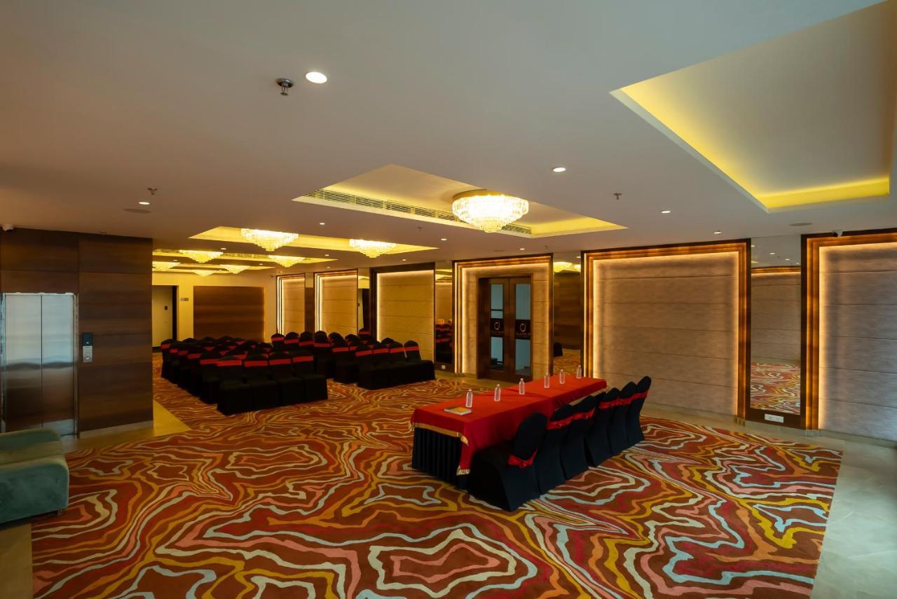 Celebrant Hotel Varanasi Exterior photo