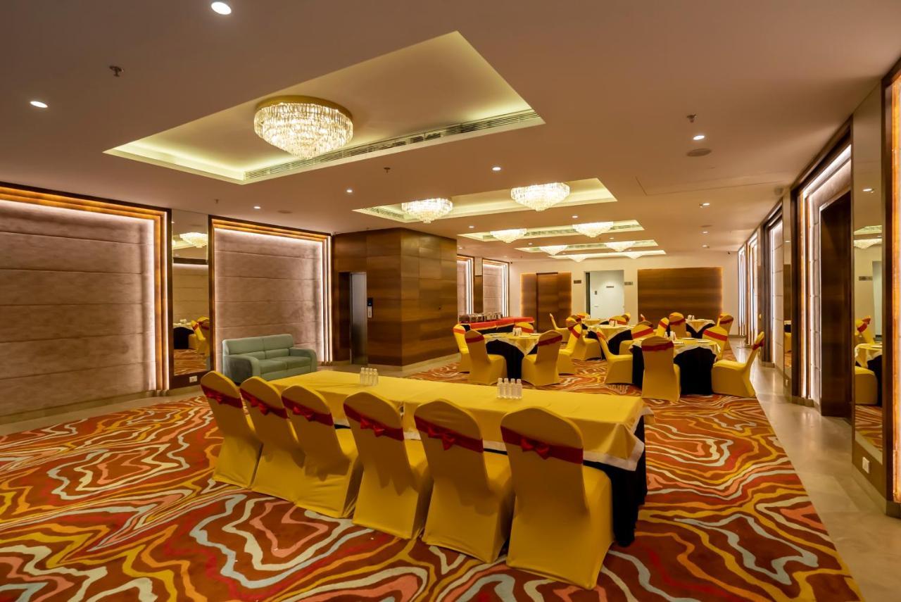 Celebrant Hotel Varanasi Exterior photo
