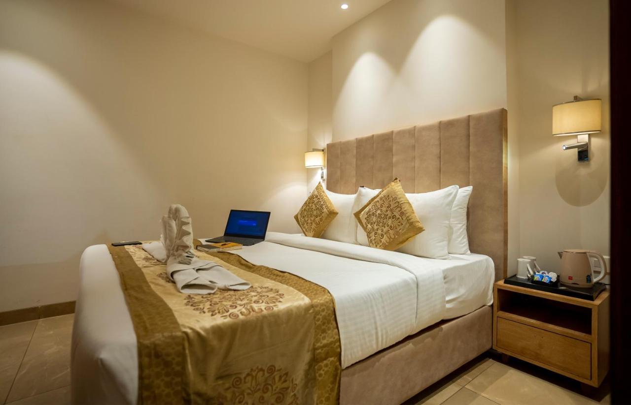 Celebrant Hotel Varanasi Exterior photo