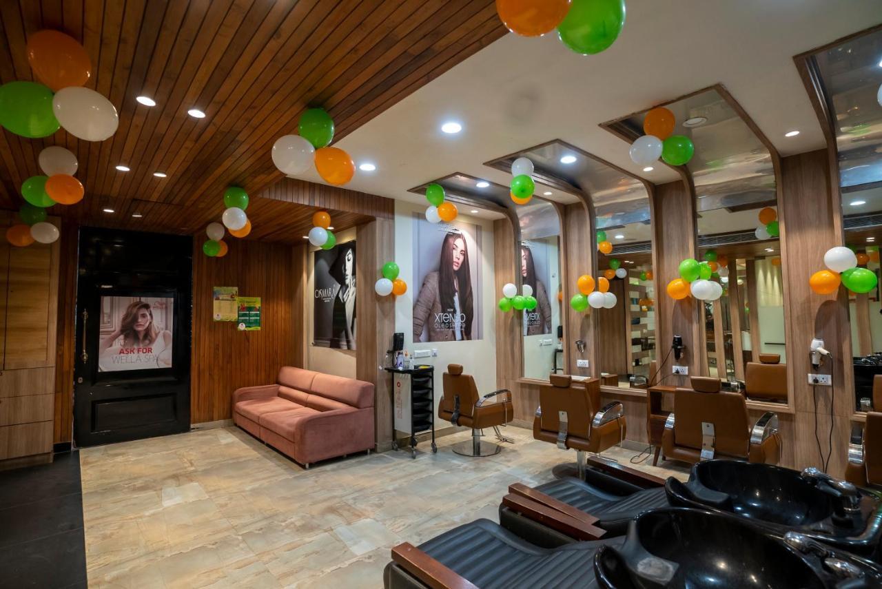 Celebrant Hotel Varanasi Exterior photo