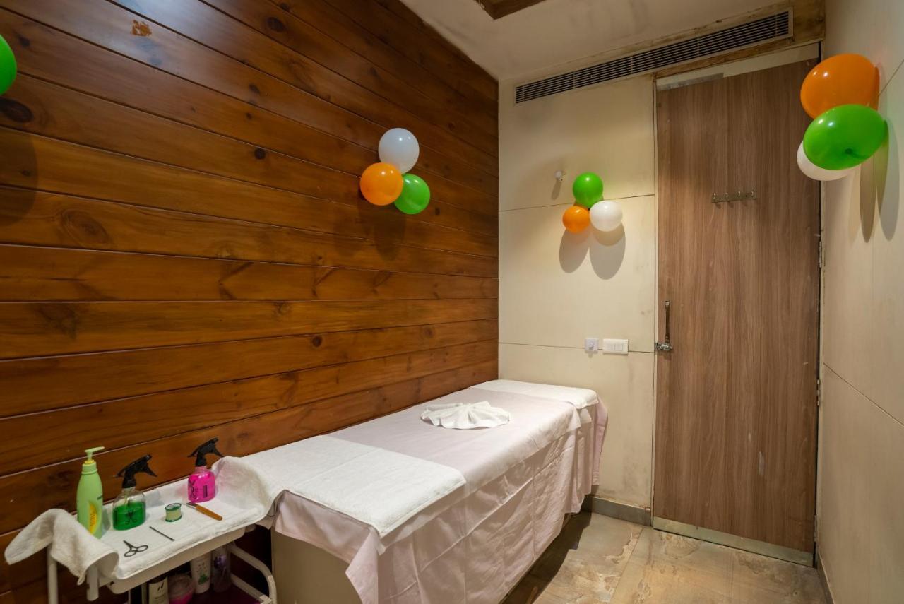 Celebrant Hotel Varanasi Exterior photo
