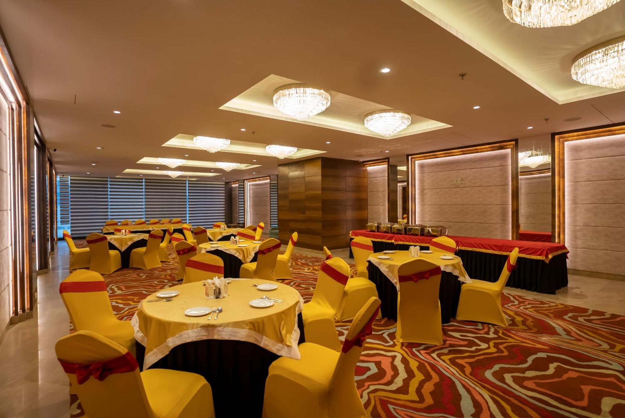 Celebrant Hotel Varanasi Exterior photo