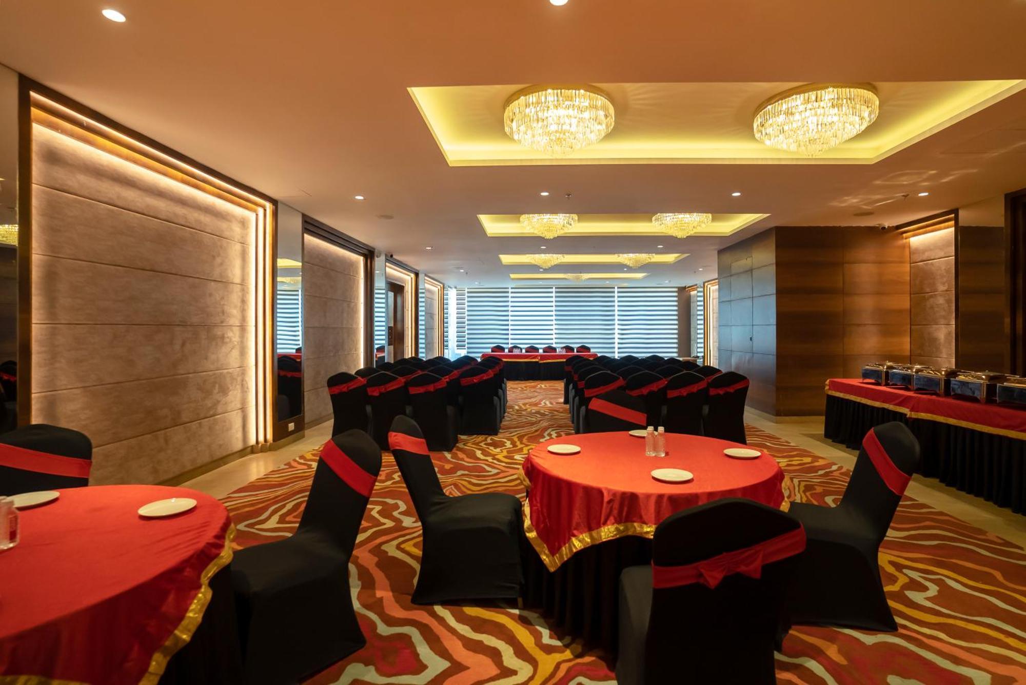Celebrant Hotel Varanasi Exterior photo