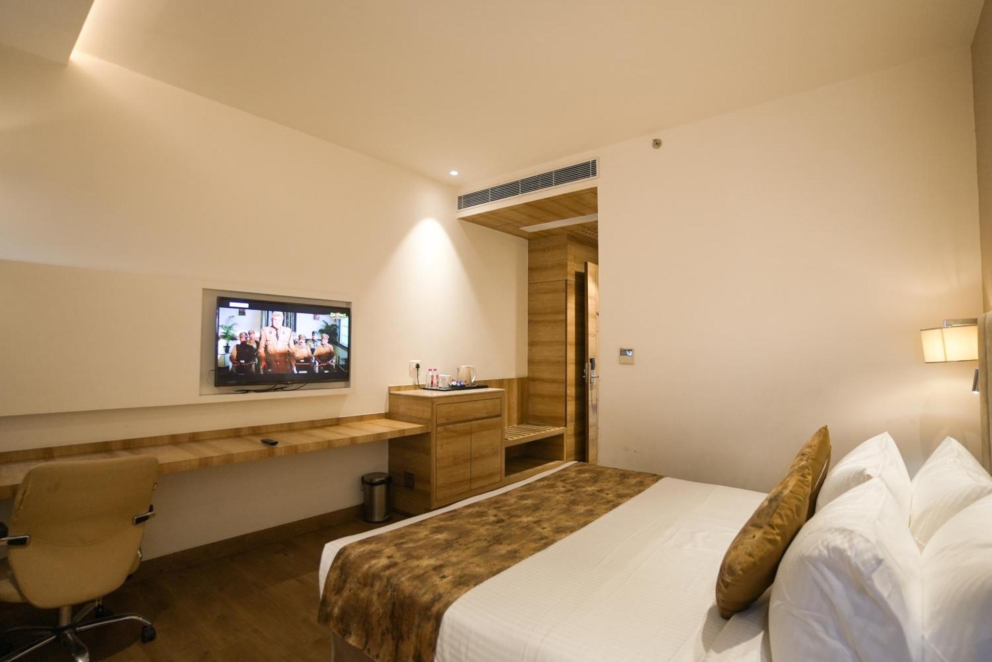 Celebrant Hotel Varanasi Exterior photo