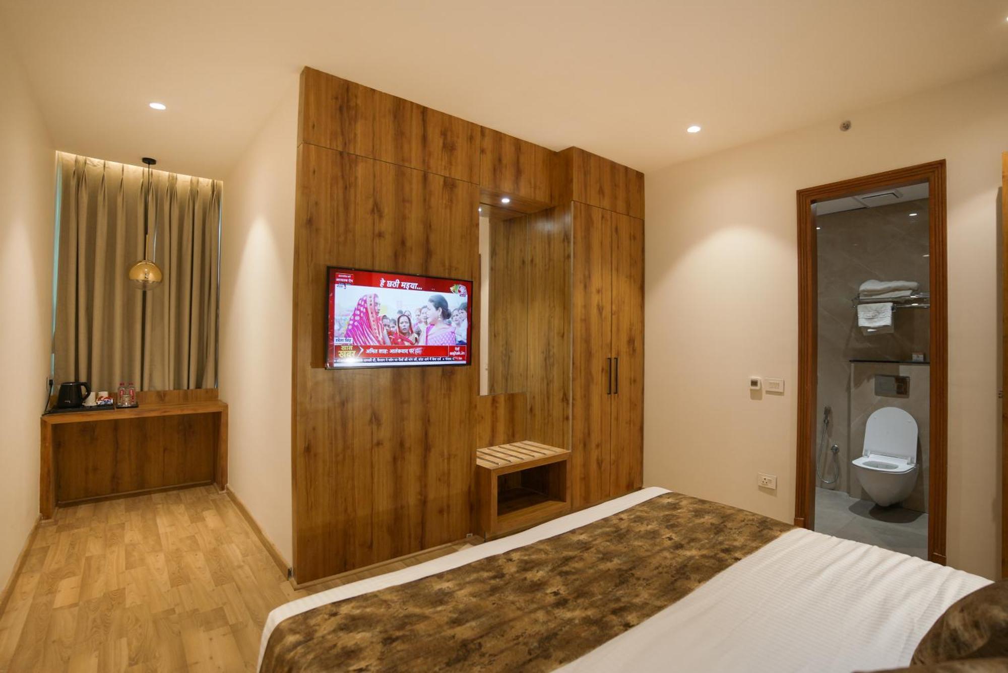 Celebrant Hotel Varanasi Exterior photo
